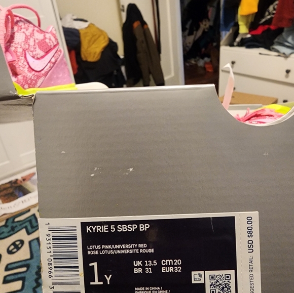 Nike Kyrie 5 “Patrick Star” is one of five sneaker collaboration with box - Picture 2 of 8